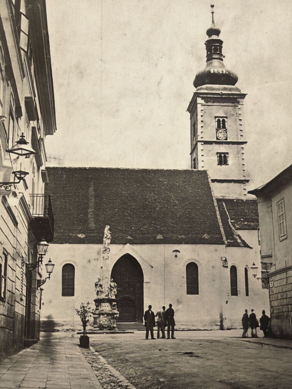 Crkva sv. Marka 1862. godina sa kipom Blažene Djevice Marije ispred južnog portala crkve. Grbovi na krovu postavljeni su tijekom obnove nakon potresa 1875.-1882. godine